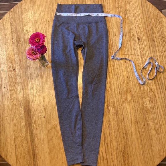 LuLuLemon, Silky, Wunder Under, Worn Twice!, Heather Grey, Sz. 4 - Picture 2 of 4